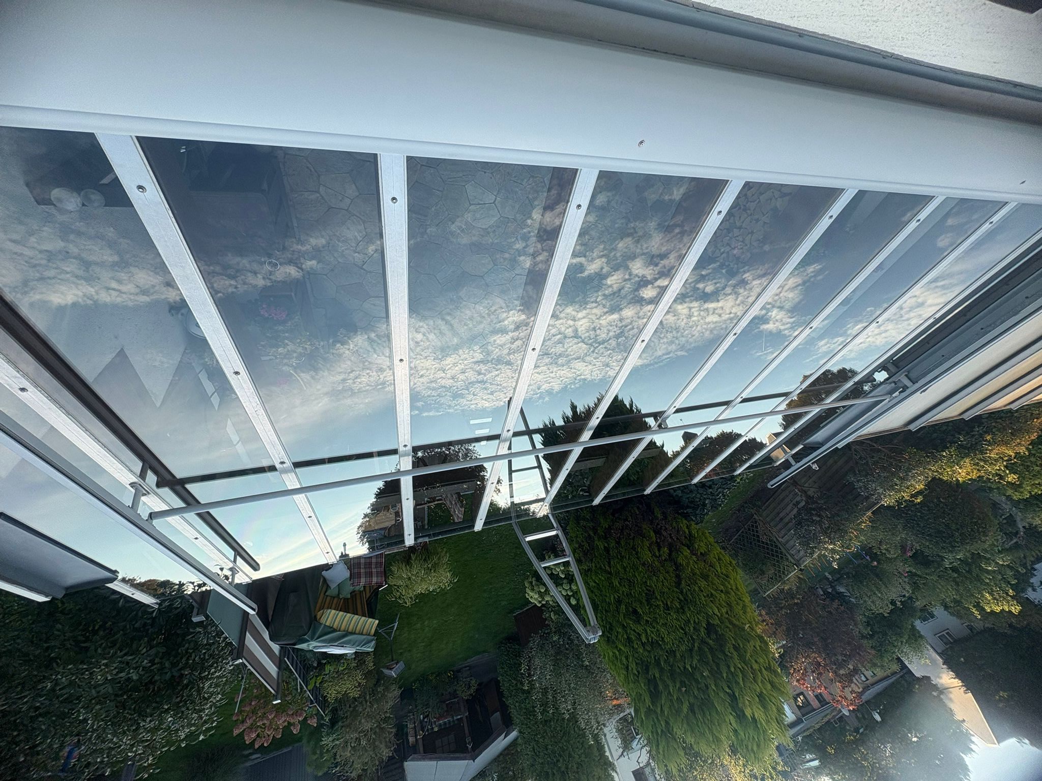 Gereinigtes Glasdach einer Terrassen&uuml;berdachung