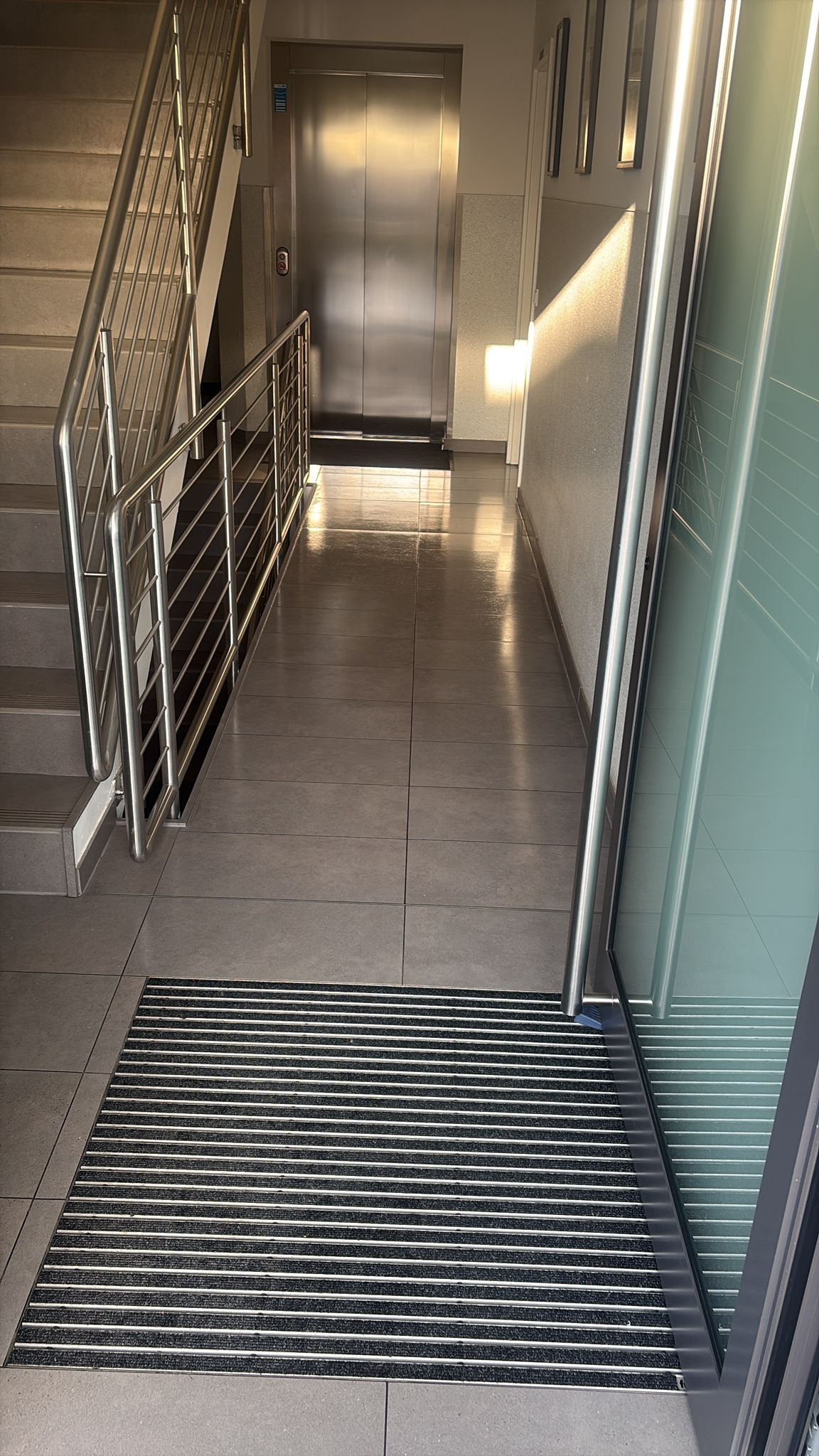 Treppenhaus mit gereinigter Treppe und Eingangsbereich